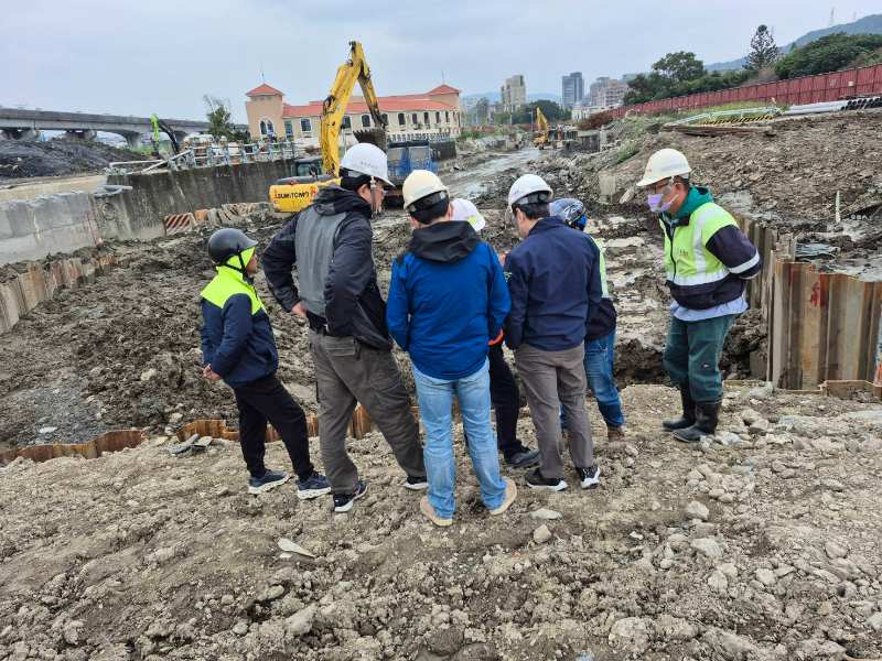 地政局主秘及科長九號橋工區視察