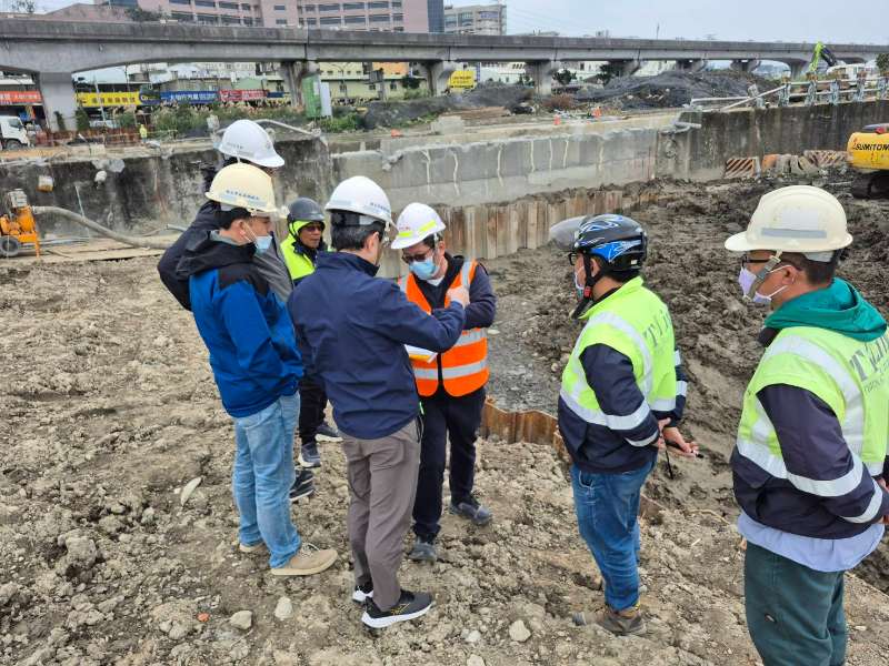 地政局主秘及科長九號橋工區視察