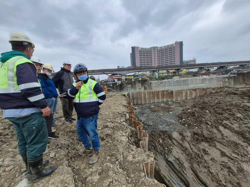 地政局主秘及科長九號橋工區視察