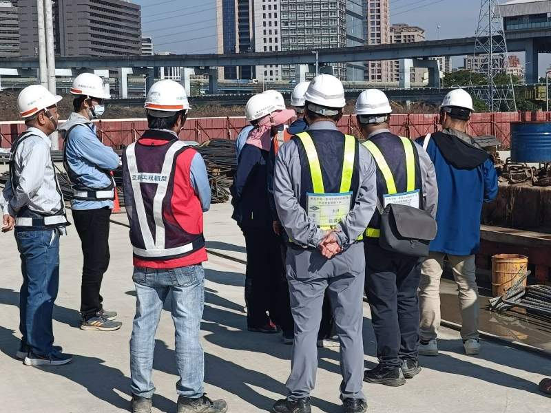 地政局副局長視察橋梁預鑄場