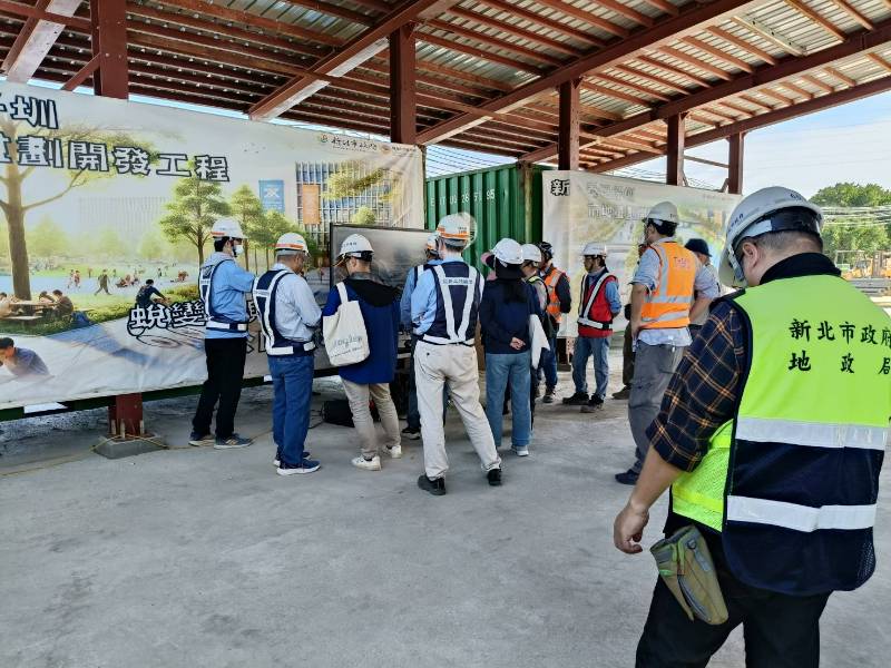 地政局副局長視察橋梁預鑄場