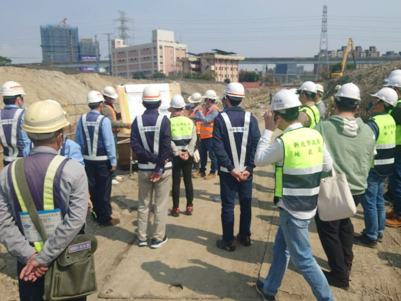 地政局局長至工區視察