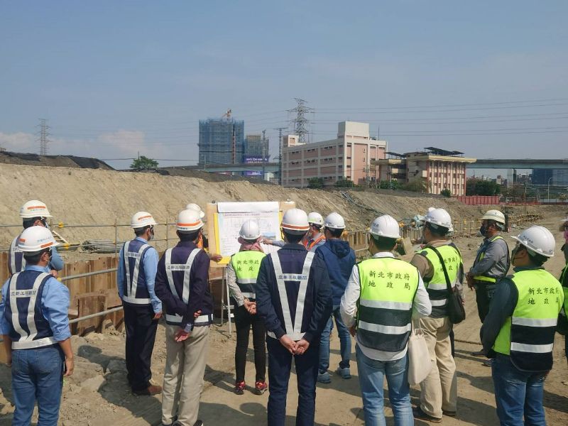 地政局局長至工區視察