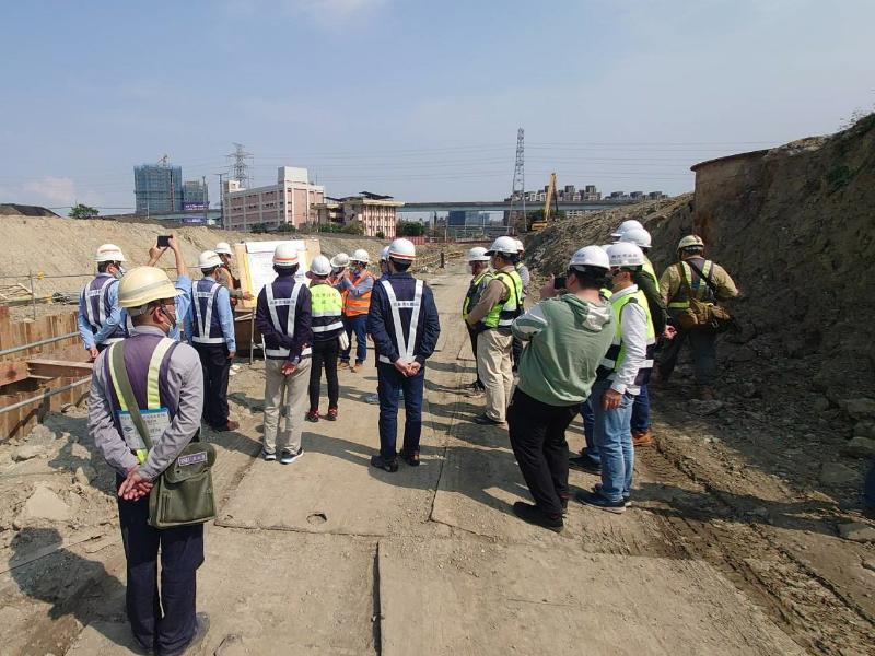 地政局局長至工區視察