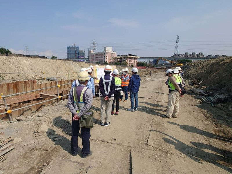 地政局局長至工區視察
