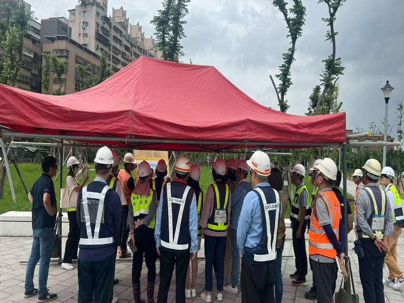 議員視察公兒三公園