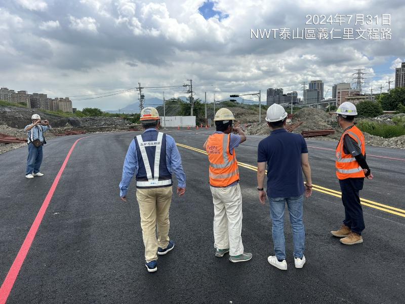 地政局局長視察文程路施工便道