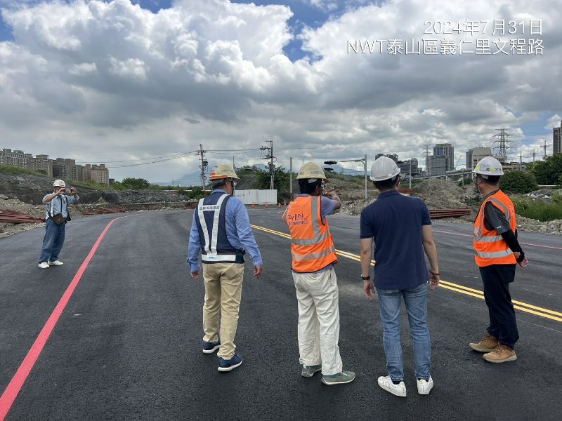 地政局局長視察文程路施工便道